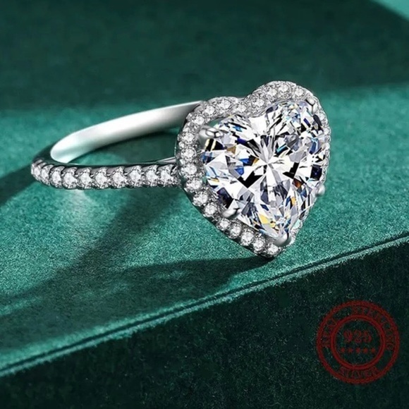 925 Sterling Silver Romantic Sparkling Clear Cubic Zirconia Heart Ring - Picture 3 of 6